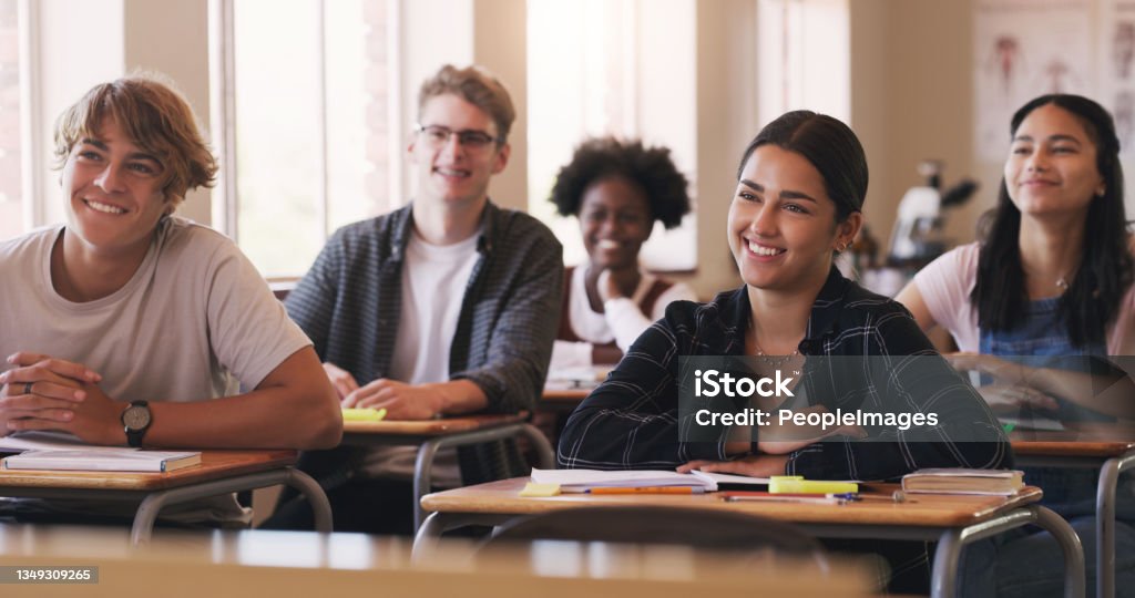 Aufnahme einer Gruppe von Teenagern in einem Klassenzimmer der High School - Lizenzfrei Lernender Stock-Foto