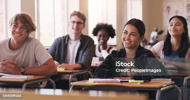 Aufnahme Einer Gruppe Von Teenagern In Einem Klassenzimmer Der High School Stockfoto und mehr Bilder von Lernender