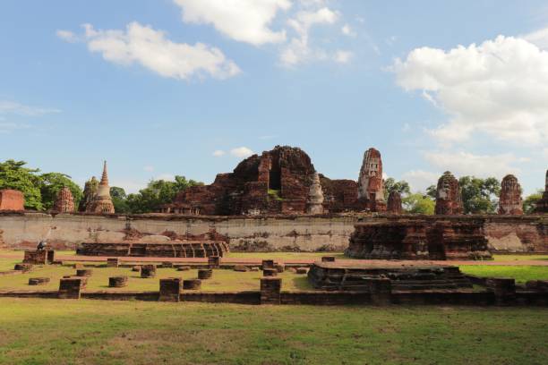 ruinas del prang principal de wat mahathat en ayutthaya, tailandia central.sitio arqueológico en ayutthaya en tailandia. - laos luang phabang thailand religion fotografías e imágenes de stock