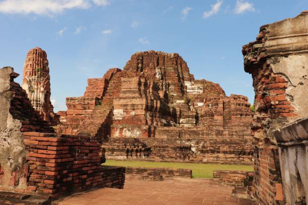 ruiny głównego prang w wat mahathat w ayutthaya, środkowej tajlandii.stanowisko archeologiczne w ayutthaya w tajlandii. - laos luang phabang thailand religion zdjęcia i obrazy z banku zdjęć