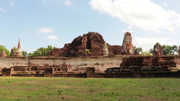 ruiny głównego prang w wat mahathat w ayutthaya, środkowej tajlandii.stanowisko archeologiczne w ayutthaya w tajlandii. - laos luang phabang thailand religion zdjęcia i obrazy z banku zdjęć