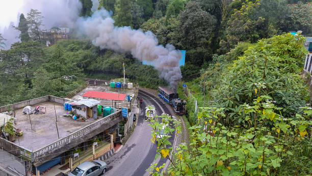 himalajski pociąg zabawkowy z dymem w górach z górnego kąta - darjeeling zdjęcia i obrazy z banku zdjęć