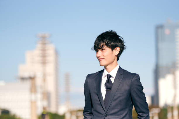 都市ビジネス地区におけるアジアの実業家の肖像 - suit ストックフォトと画像