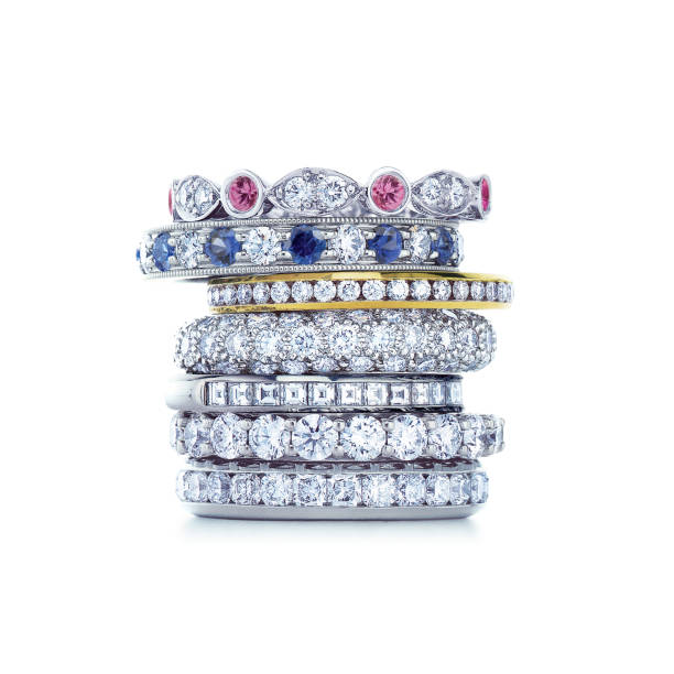 raggruppamento di anelli di gemme colorate con diamanti colorati e pietre preziose su sfondo bianco - sapphire gem topaz blue foto e immagini stock