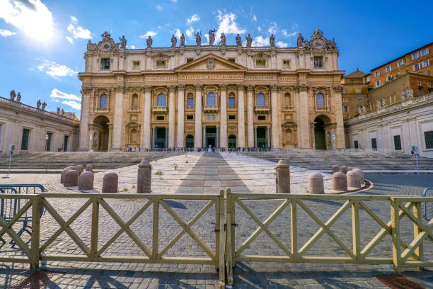 una vista grandangolare della maestosa facciata della basilica di san pietro nel cuore storico di roma - st peters basilica vatican michelangelo facade foto e immagini stock