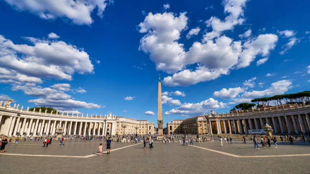 성 베드로 대성당 광장과 베르니니 식민지 바티칸 광장의 넓은 각도 보기 - statue st peters basilica fountain state of the vatican city 뉴스 사진 이미지