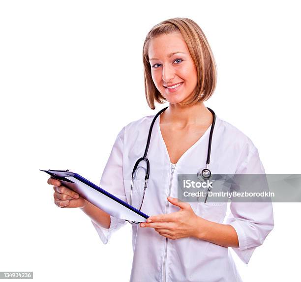 Pretty Lady Lekarz Gospodarstwa Folderu - zdjęcia stockowe i więcej obrazów Badanie lekarskie - Badanie lekarskie, Białe kołnierzyki, Blond włosy