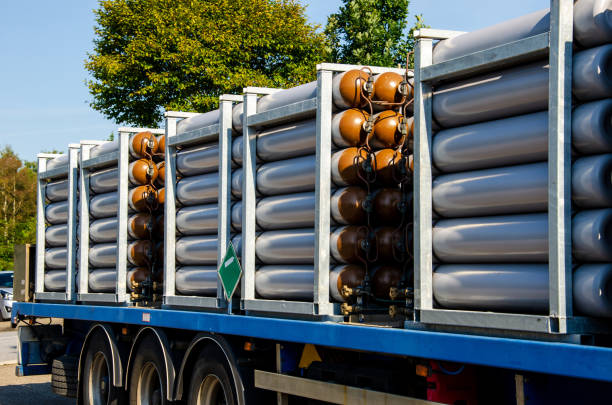 ravitailleur de gaz mobile pour le transport de gaz naturel comprimé (gnc) - compressed natural gas photos et images de collection