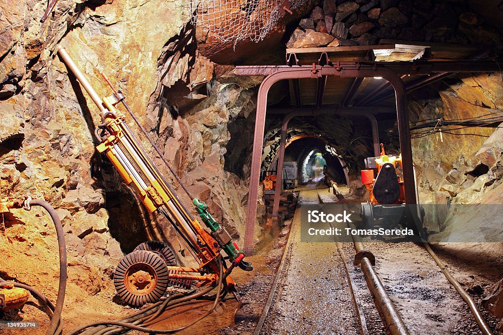 Mina de ouro de pixel art com carrinhos de minério em túnel de