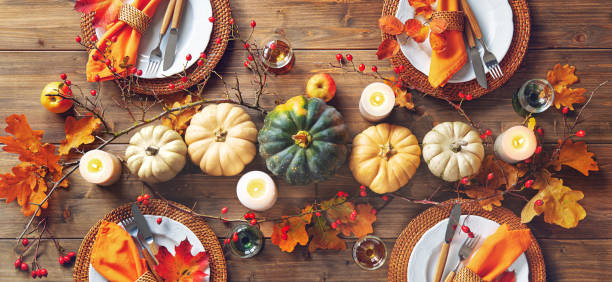 table décorée automnale pour célébrer thanksgiving ou autre fête de famille - feast day abundance vegetable food photos et images de collection