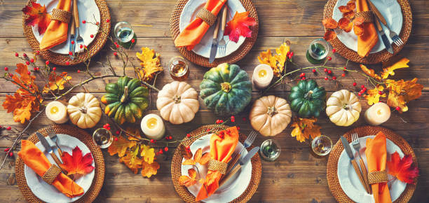 mesa decorada otoñal para celebrar el día de acción de gracias u otra celebración familiar - harvest supper fotografías e imágenes de stock