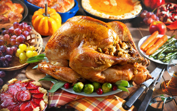 tacchino arrosto sulla tavola delle vacanze con zucche, torta, frutta, fiori e vino - thanksgiving dinner party feast day turkey foto e immagini stock