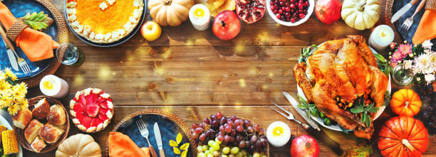 concetto di cena tradizionale della celebrazione del ringraziamento - thanksgiving dinner party feast day turkey foto e immagini stock