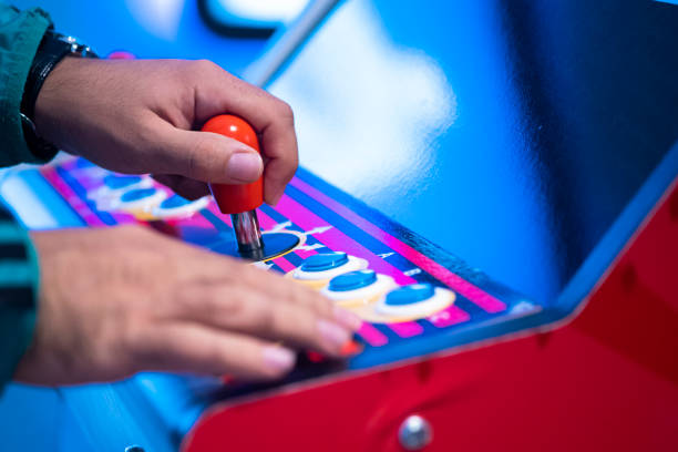 close-up tiro de pessoa jogando com uma máquina de fliperama - amusement arcade - fotografias e filmes do acervo