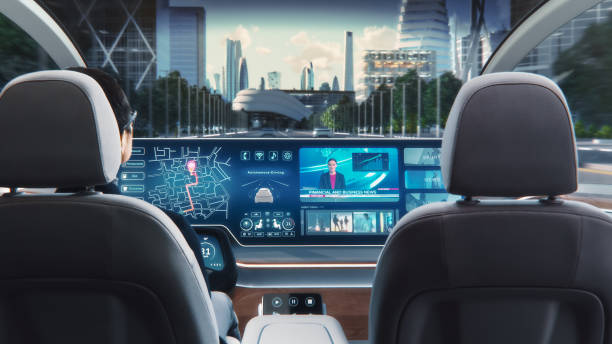Futuristic Concept: Stylish Businessman Using Navigation App on an Augmented Reality Dashboard with Financial News Broadcast while Sitting in an Autonomous Self-Driving Zero-Emissions Electric Car. concepto futurista: hombre de negocios elegante que usa la aplicación de navegación en un tablero de realidad aumentada con transmisión de noticias financieras mientras está sentado en un automóvil eléctrico autónomo de cero emisiones sin conductor.