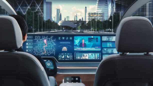 Futuristic Concept: Stylish Businessman Using Navigation App on an Augmented Reality Dashboard with Financial News Broadcast while Sitting in an Autonomous Self-Driving Zero-Emissions Electric Car. concepto futurista: hombre de negocios elegante que usa la aplicación de navegación en un tablero de realidad aumentada con transmisión de noticias financieras mientras está sentado en un automóvil eléctrico autónomo de cero emisiones sin conductor.