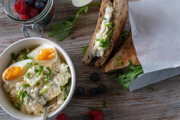 Healthy and delicious high protein breakfast to go with a low fat egg salad made with cottage cheese, boiled eggs and chives. Served with whole grain toast bread, arugula  and fresh berries.