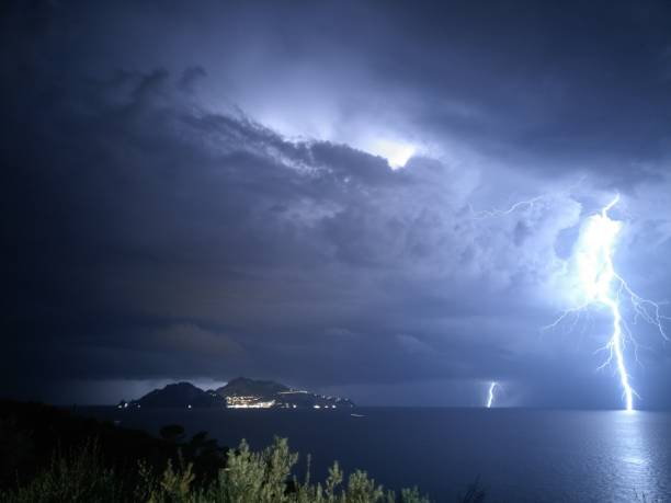 paesaggio marino in tempesta di capri - ocean scenic flash foto e immagini stock