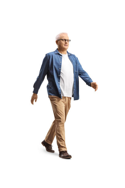foto de cuerpo entero de un hombre maduro con gafas caminando - one mature man only fotografías e imágenes de stock