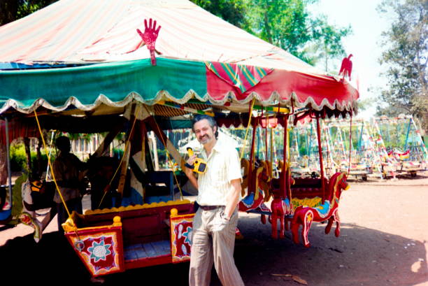 anos noventa. carrossel de madeira velho de crianças conduzido à mão no parque de diversões da barragem delta. cairo, egito 1991, - 1991 - fotografias e filmes do acervo