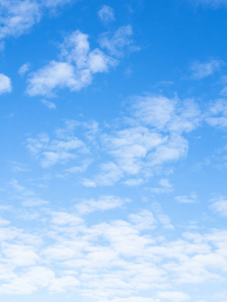 kleine leichte flauschige wolken am blauen himmel im herbst - himmel stock-fotos und bilder