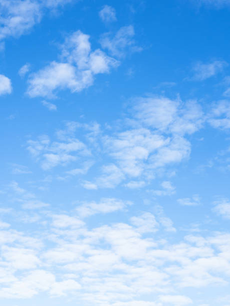 秋の青空の小さな薄いふわふわ雲 - 青空 ストックフォトと画像