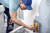 mann-der-an-einer-hausfassade-arbeitet.j