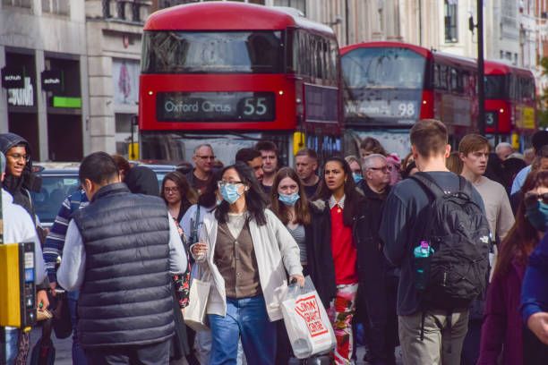 忙しいオックス��フォードストリート、ロンドン、英国でフェイスマスクを持つ人々 - urban scene regent street city of westminster inner london ストックフォトと画像