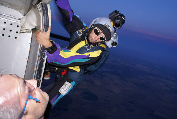 paracaidista camarógrafo listo para saltar. - vehicle door flash fotografías e imágenes de stock