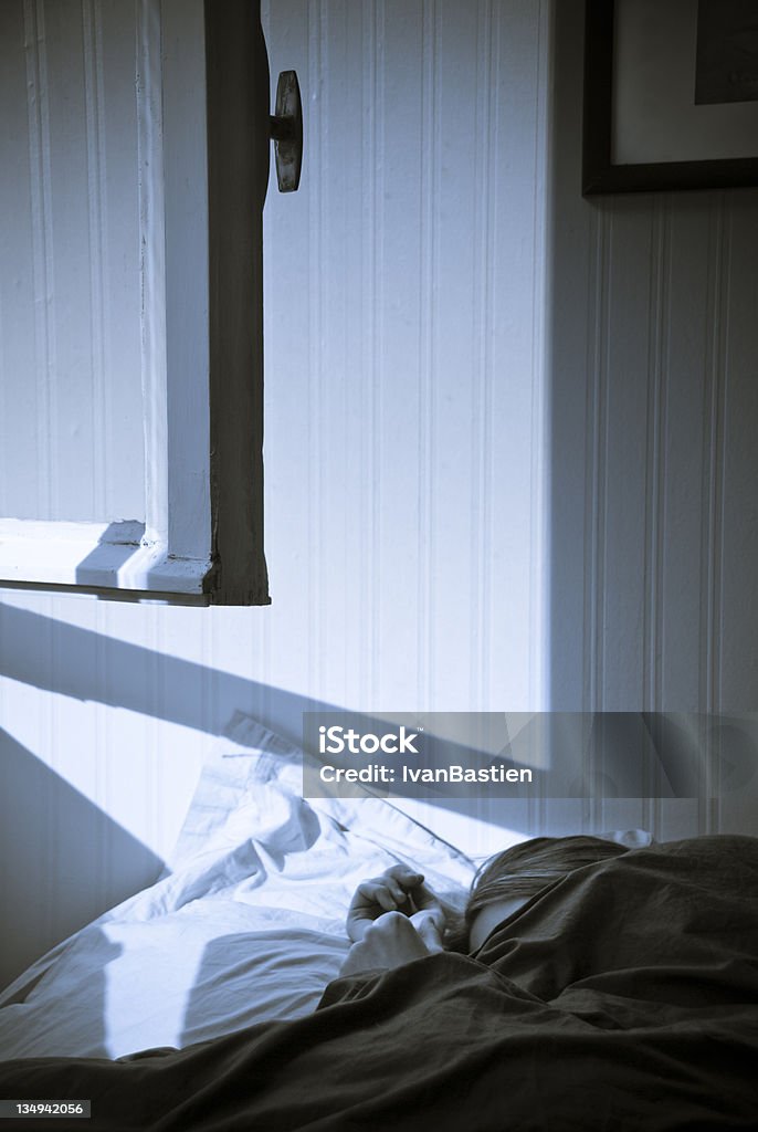 Ragazza bionda mette a dormire - Foto stock royalty-free di Finestra