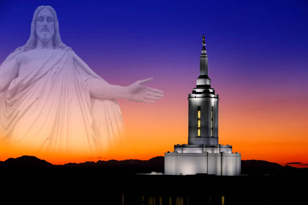 pocatello idaho lds mormon temple des saints des derniers jours avec des lumières au coucher du soleil angel moroni et jésus regardant les bras dehors - pocatello photos et images de collection