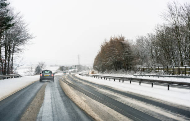 winter driving in scotland - m9 imagens e fotografias de stock