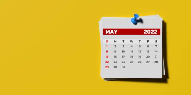 pagina del calendario pin-up di maggio 2022 su sfondo giallo con spazio di copia. - may calendar month three dimensional shape foto e immagini stock