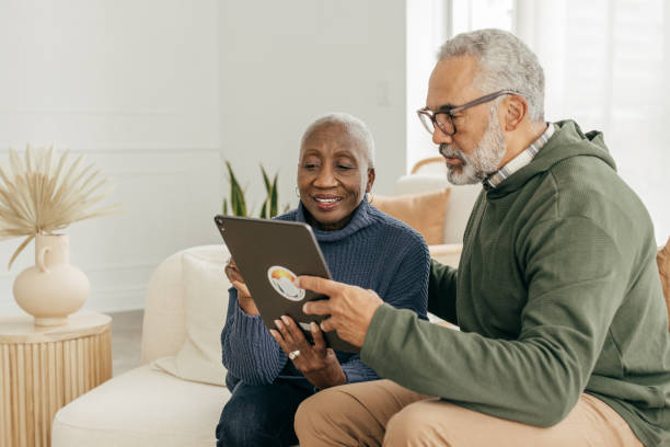l'impatto della vita familiare durante il pensionamento - home finances couple computer african ethnicity foto e immagini stock