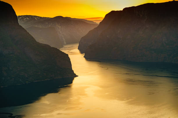 paysage de fjord au coucher du soleil, norvège - aurlandfjord photos et images de collection