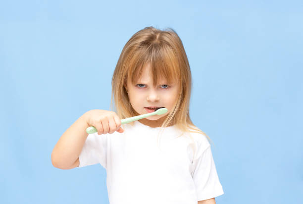 어린 소녀는 그녀의 이빨을 닦고 싶지 않습니다. 칫솔을 가진 슬픈 어린 소녀 - brushing teeth healthcare and medicine cleaning distraught 뉴스 사진 이미지