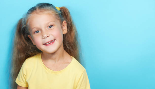 милая маленькая девочка потеряла первые нижние молочные зубы. детская гигиена полости рта, беззубая улыбка - toothless smile фотографии стоковые фото и изображения