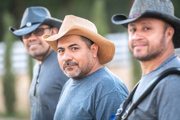 tres trabajadores agrícolas maduros hispanos con sombreros de vaquero mirando a la cámara - aliens and cowboys fotografías e imágenes de stock