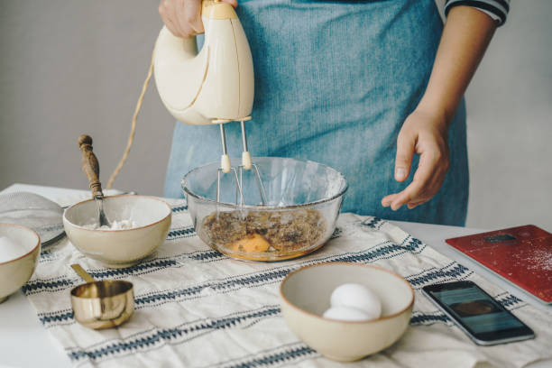 mulher assando em casa usando receita online - blueberry muffin muffin blueberry ingredient - fotografias e filmes do acervo