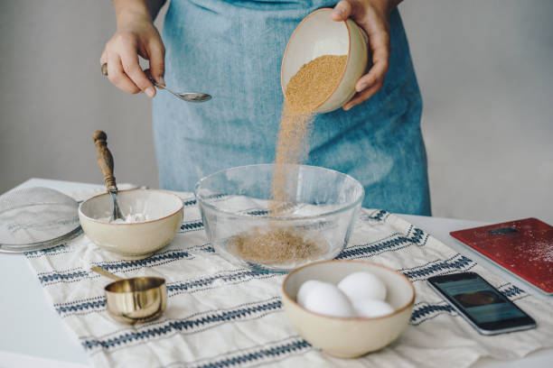 mulher assando em casa usando receita online - blueberry muffin muffin blueberry ingredient - fotografias e filmes do acervo