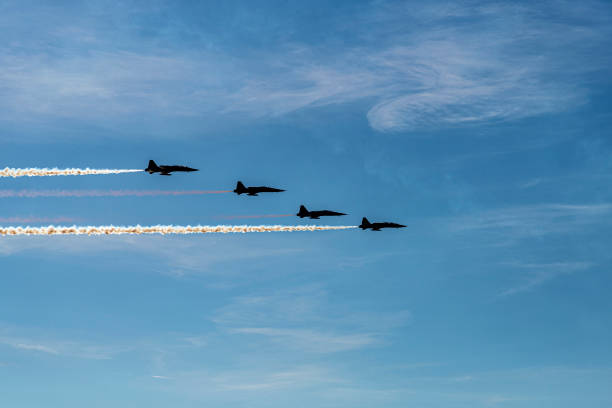 aviones de combate militares manifestándose en el aire para las celebraciones del día de la república en turquía. - airshow fotografías e imágenes de stock