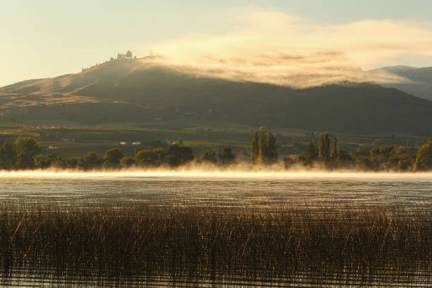 osoyoos jezioro rano mgła, kolumbia brytyjska - lake osoyoos zdjęcia i obrazy z banku zdjęć