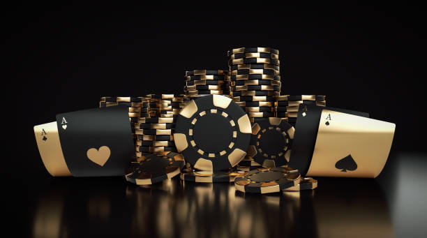 modernes glücksspielkonzept. goldene und schwarze casinochips und spielkarten - 3d-illustration - poker stock-fotos und bilder