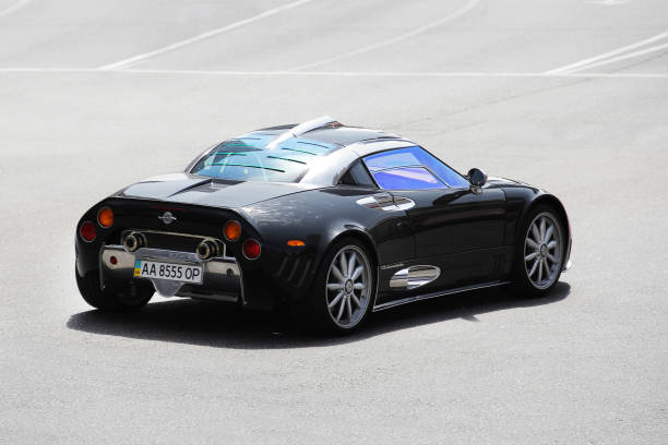 spyker c8 laviolette. black luxury supercar spyker on the road - spyker imagens e fotografias de stock