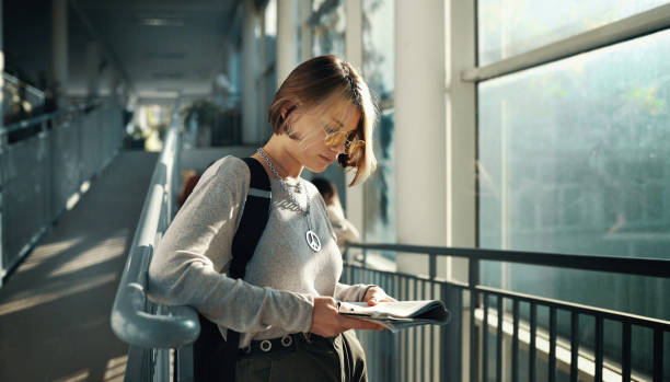 старшеклассница готовится к экзамену. - high school student high school teenage girls secondary school building стоковые фото и изображения