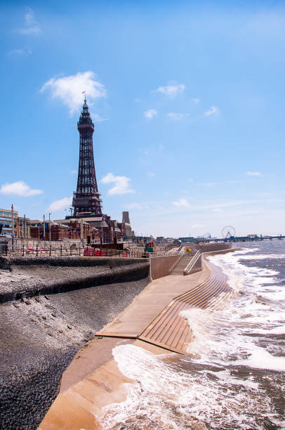 блэкпул на побережье ланкашира в северной ан�глии - rollercoaster blackpool england pleasure beach стоковые фото и изображения