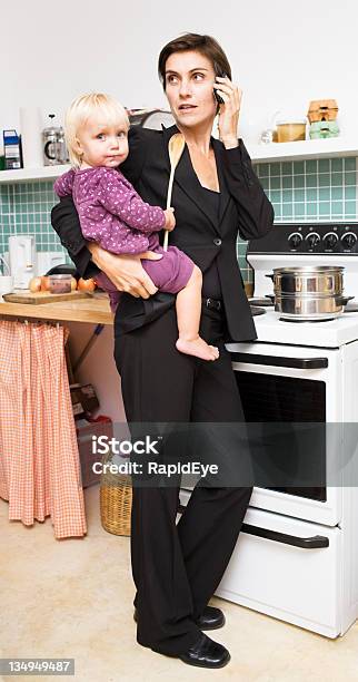 Mãe Fã De Trabalho - Fotografias de stock e mais imagens de Mãe - Mãe, Frustração, Cozinhar