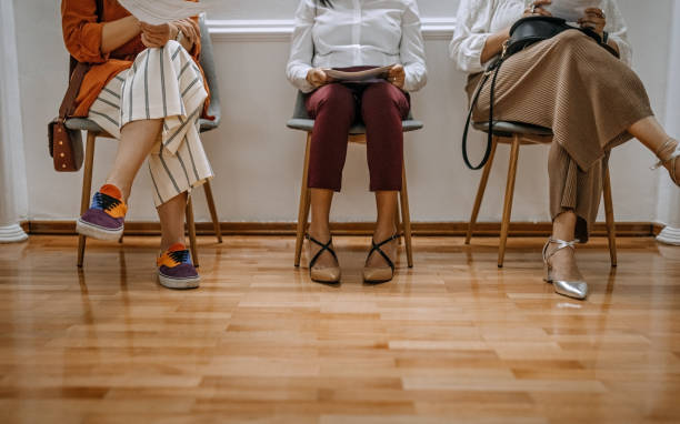 les gens d’affaires attendent un entretien d’embauche. - unemployment waiting in line waiting room interview photos et images de collection