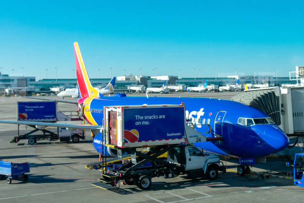 el boeing 737-800 de southwest airlines está siendo cargado con carga y alimentos. el avión está conectado a la funda de la puerta - denver, colorado, ee.uu. - 2021 - southwest food fotografías e imágenes de stock
