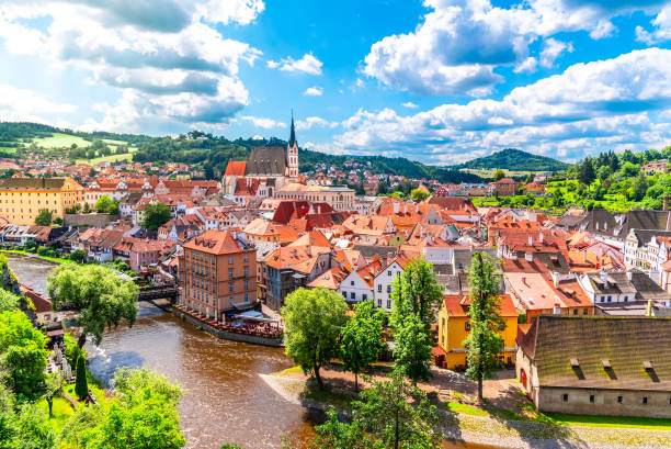 panoramablick auf cesky krumlov mit der st.-veits-kirche mitten im historischen stadtzentrum. cesky krumlov, südböhmen, tschechische republik - czech republic stock-fotos und bilder